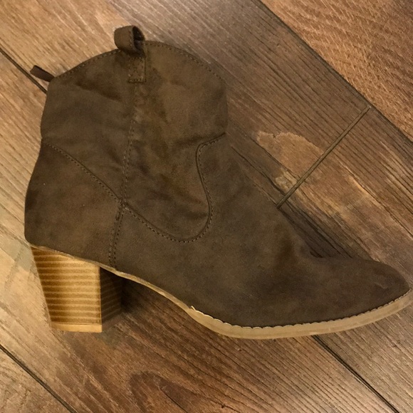 GAP Shoes - GAP Olive Suede Green Western Booties